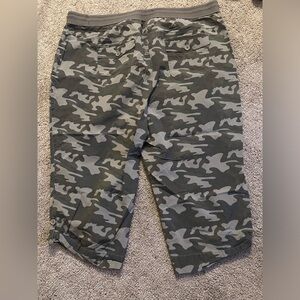 Women’s camouflage avenue capris size 22